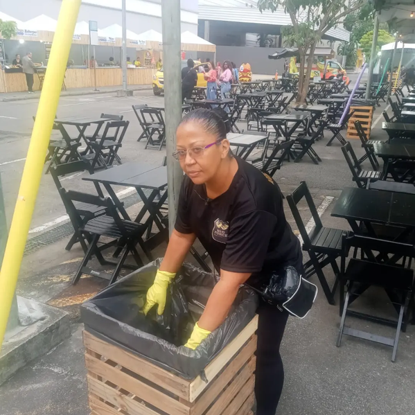 Profissional ASG da BIG FORCE realizando limpeza em praça de alimentação